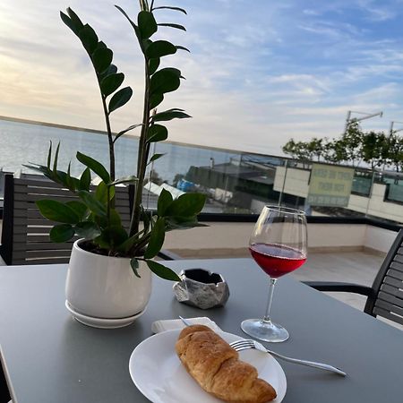 Perla Luxury Apartment - Private Patio & Parking Vlore Bagian luar foto