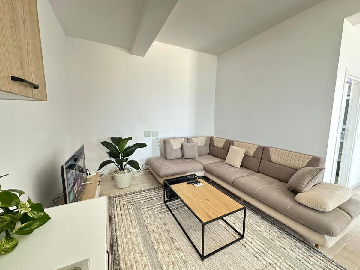 Perla Luxury Apartment - Private Patio & Parking Vlore Bagian luar foto