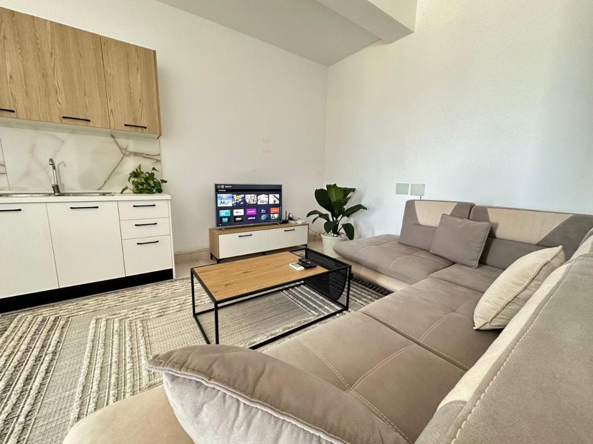 Perla Luxury Apartment - Private Patio & Parking Vlore Bagian luar foto