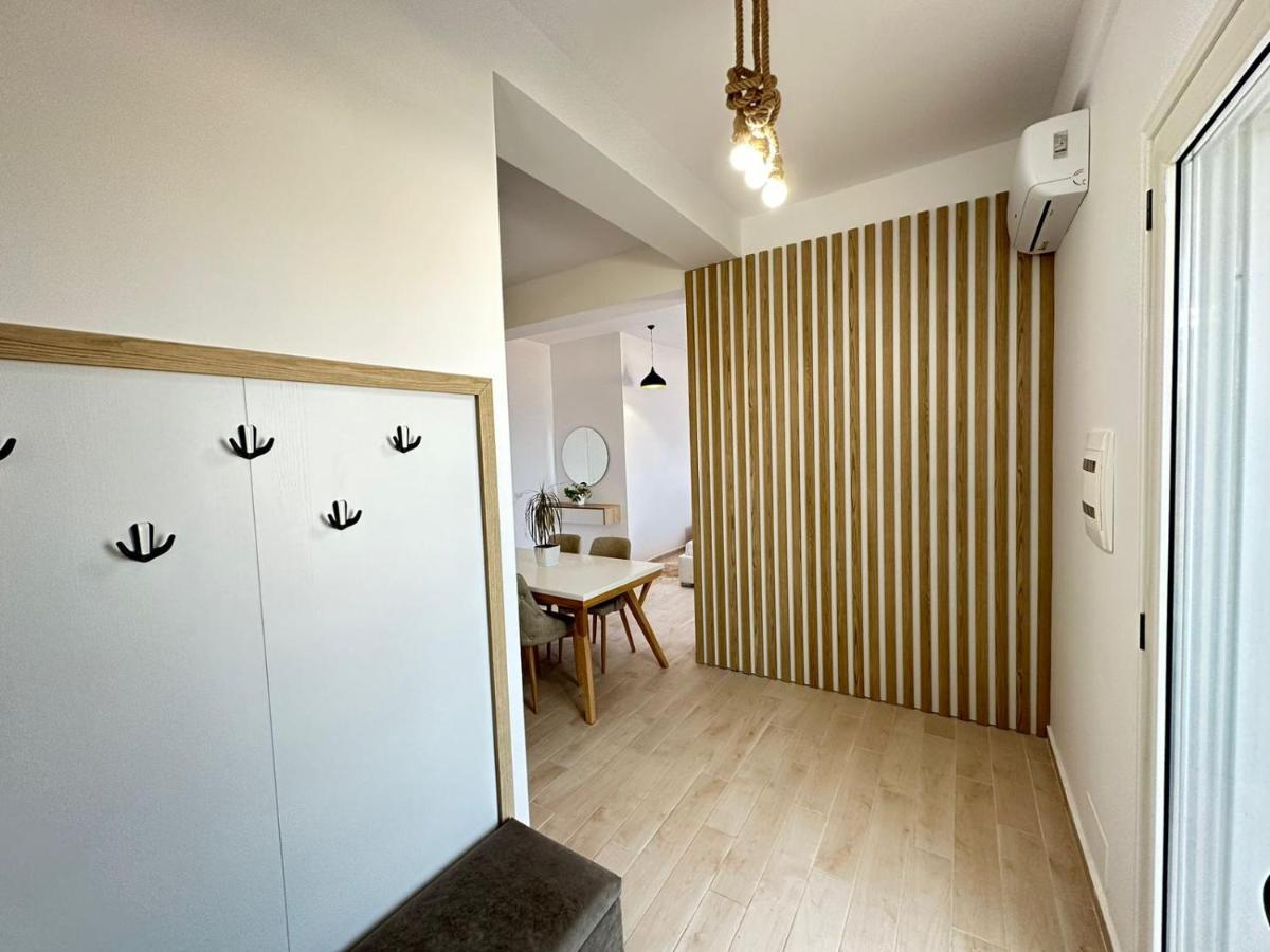 Perla Luxury Apartment - Private Patio & Parking Vlore Bagian luar foto