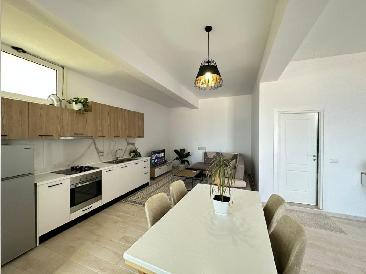 Perla Luxury Apartment - Private Patio & Parking Vlore Bagian luar foto
