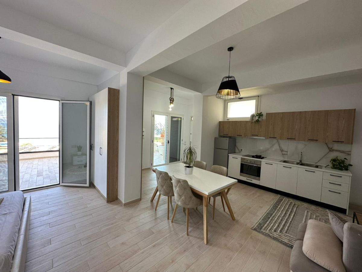 Perla Luxury Apartment - Private Patio & Parking Vlore Bagian luar foto