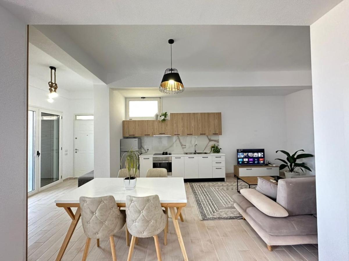 Perla Luxury Apartment - Private Patio & Parking Vlore Bagian luar foto