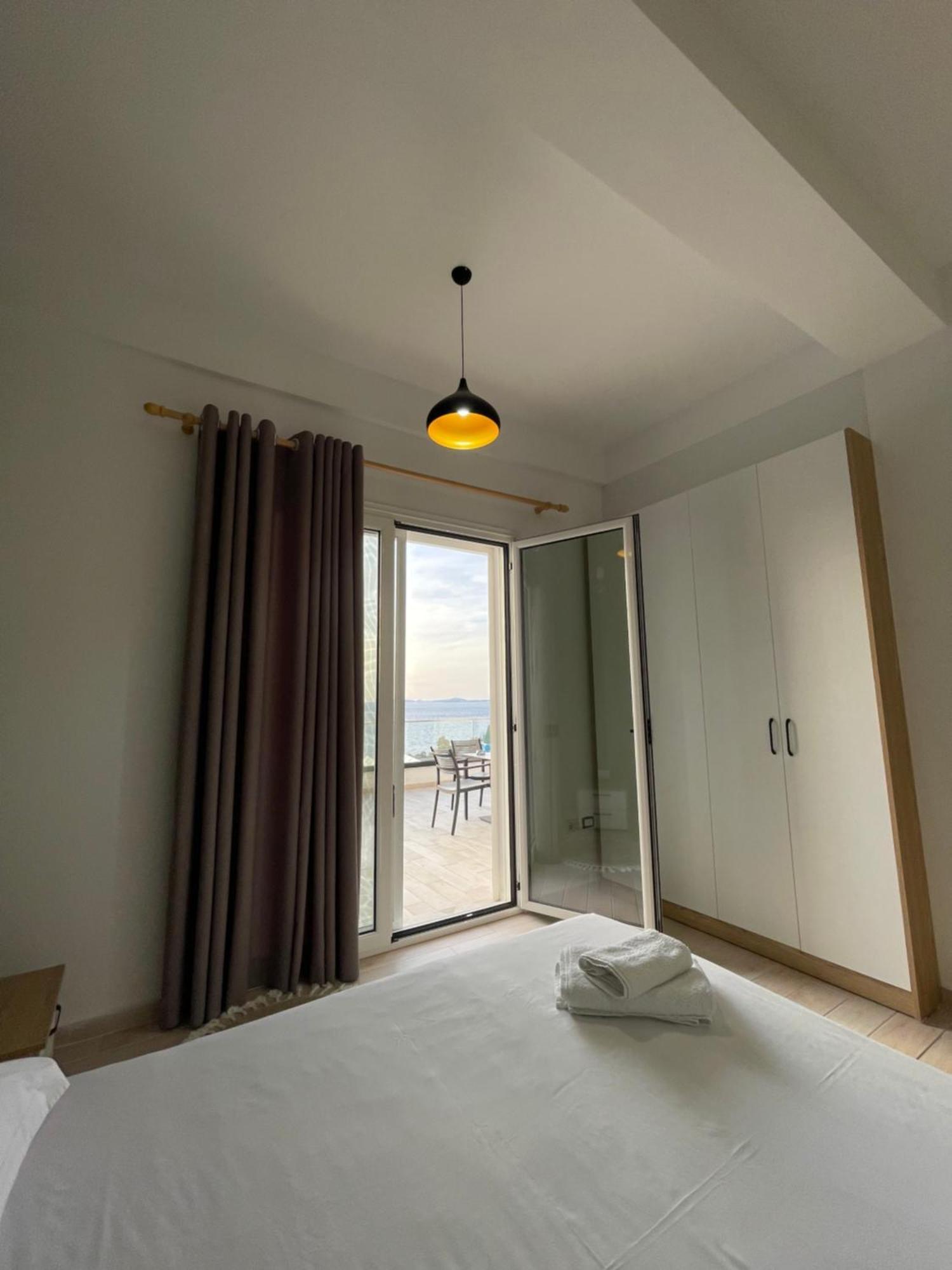 Perla Luxury Apartment - Private Patio & Parking Vlore Bagian luar foto