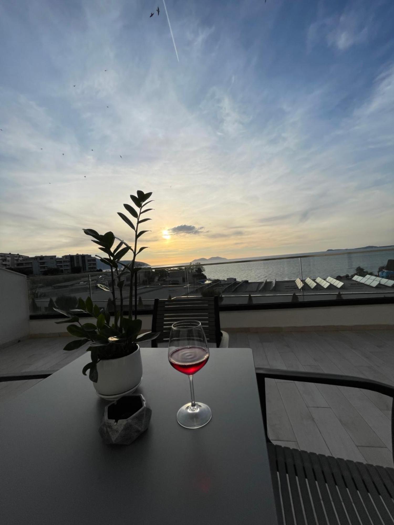 Perla Luxury Apartment - Private Patio & Parking Vlore Bagian luar foto
