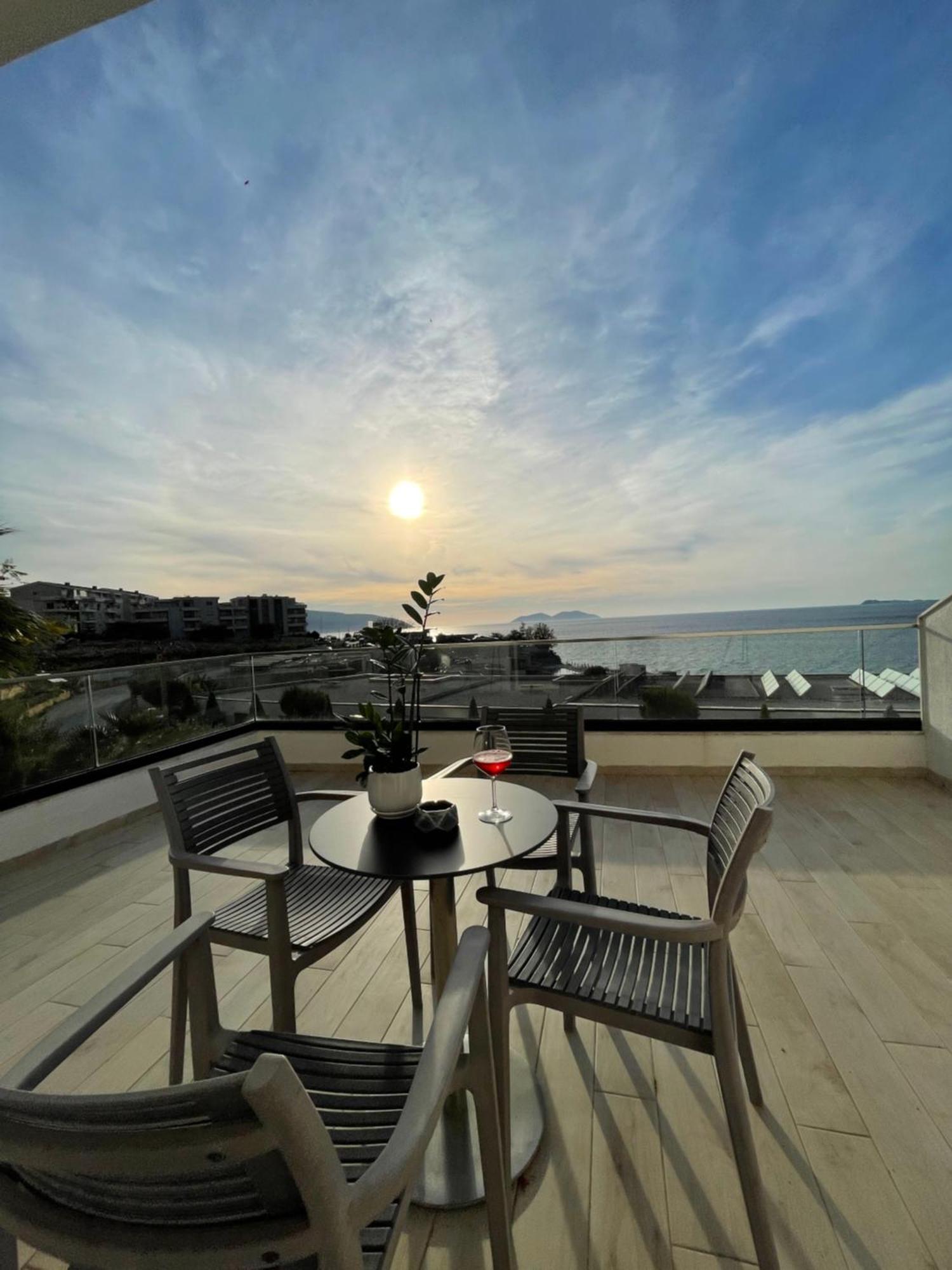 Perla Luxury Apartment - Private Patio & Parking Vlore Bagian luar foto