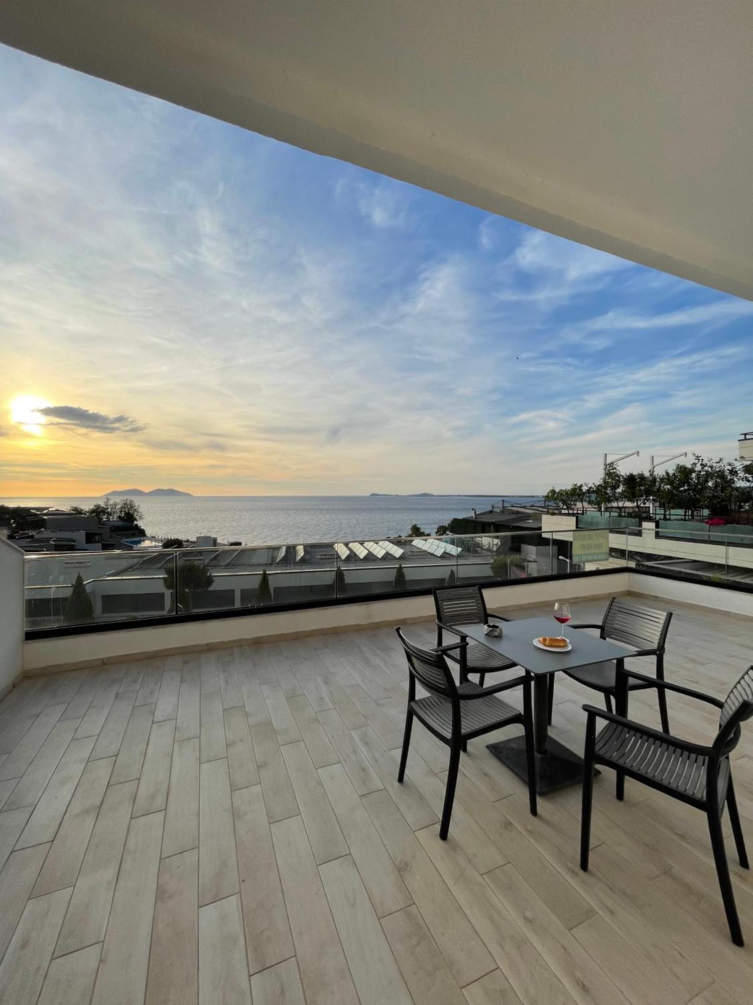 Perla Luxury Apartment - Private Patio & Parking Vlore Bagian luar foto
