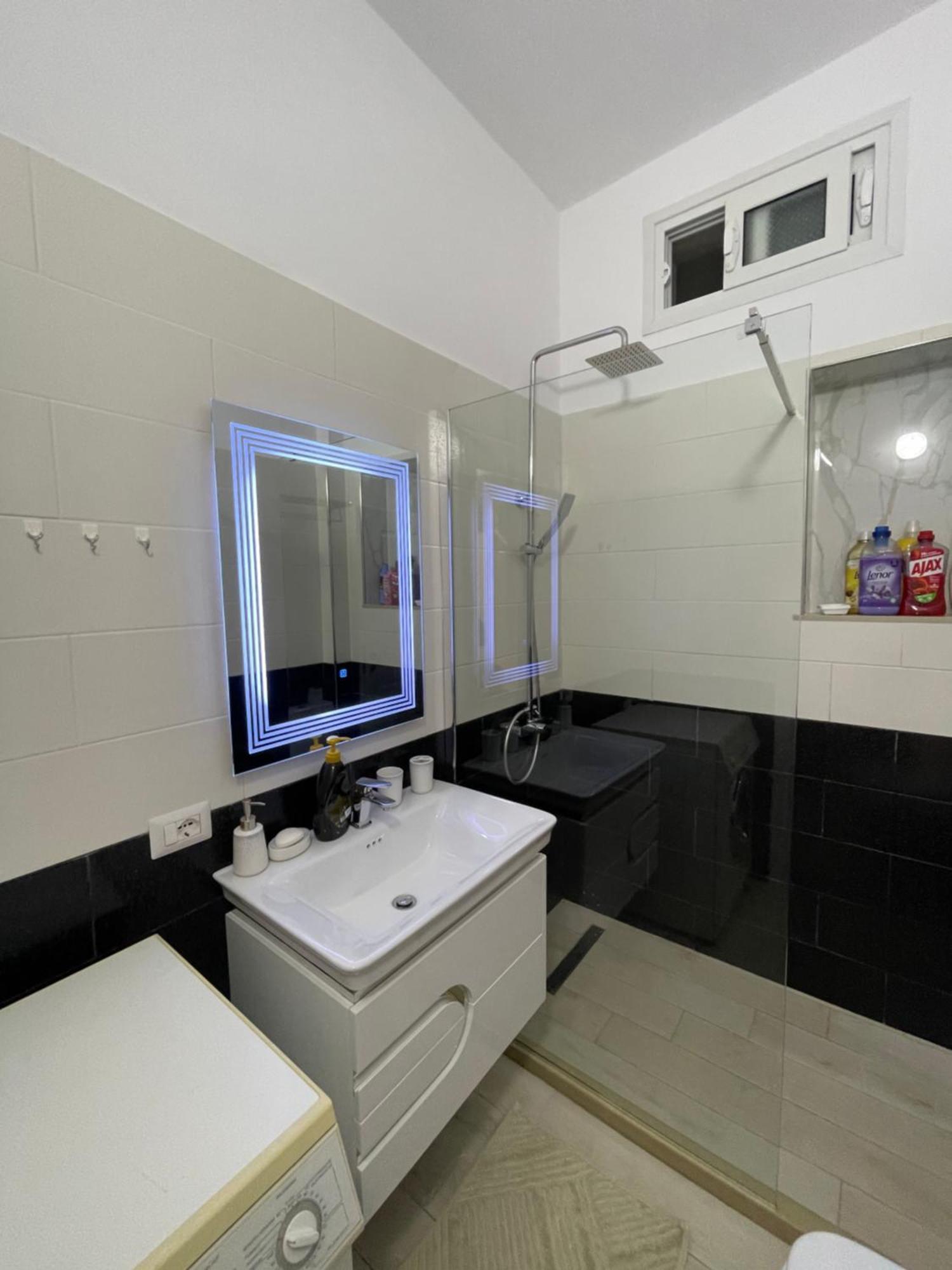 Perla Luxury Apartment - Private Patio & Parking Vlore Bagian luar foto