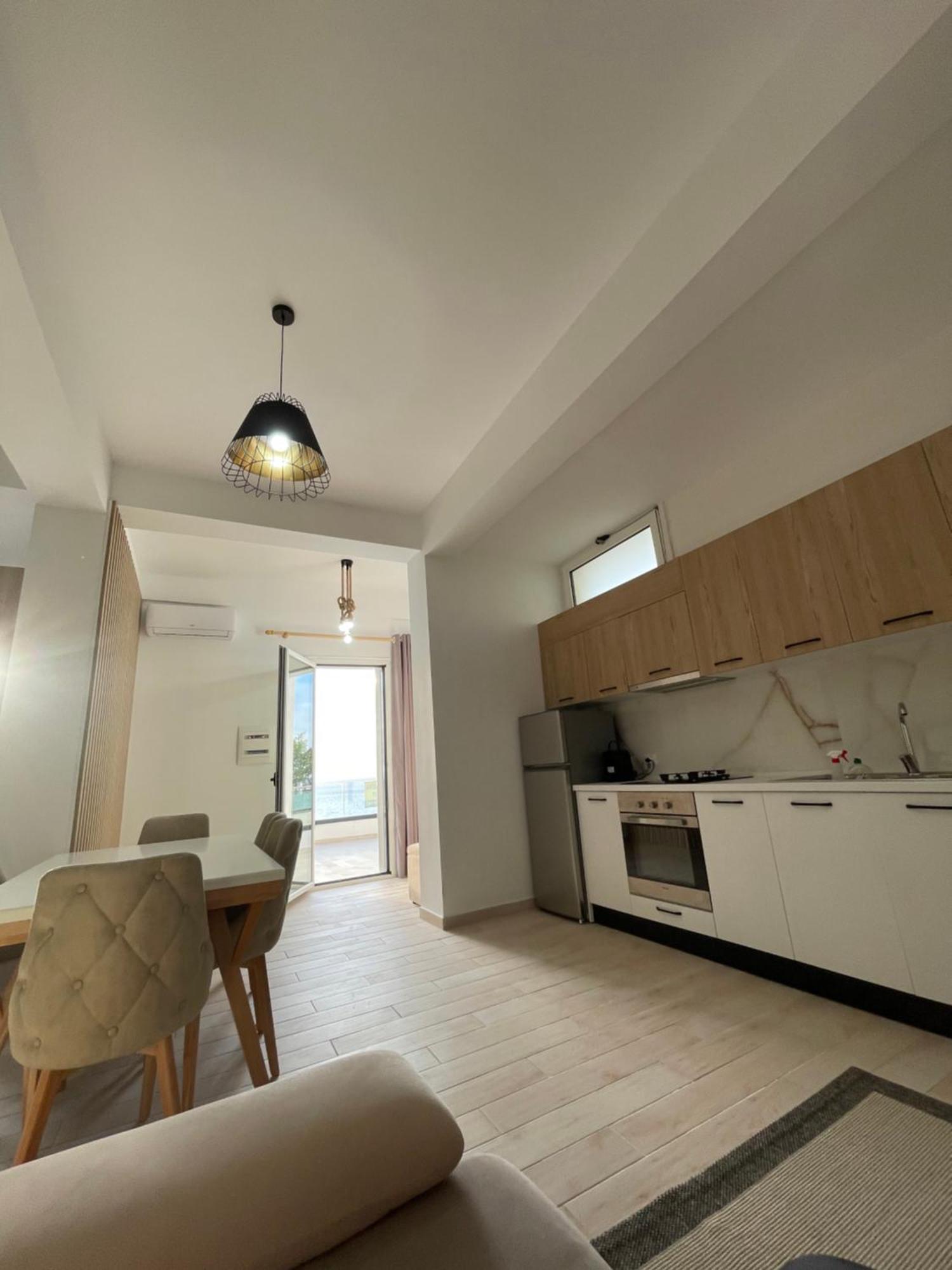 Perla Luxury Apartment - Private Patio & Parking Vlore Bagian luar foto