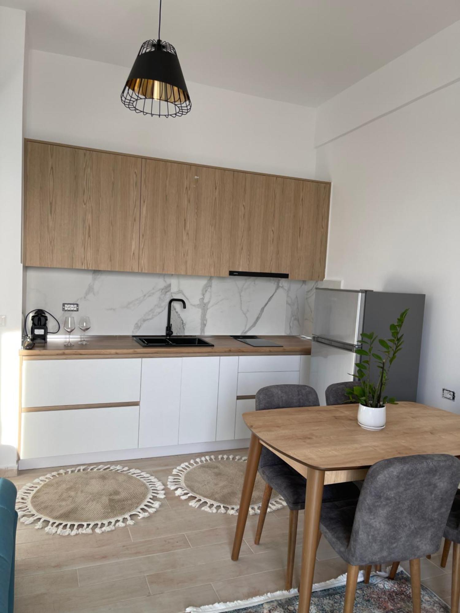 Perla Luxury Apartment - Private Patio & Parking Vlore Bagian luar foto