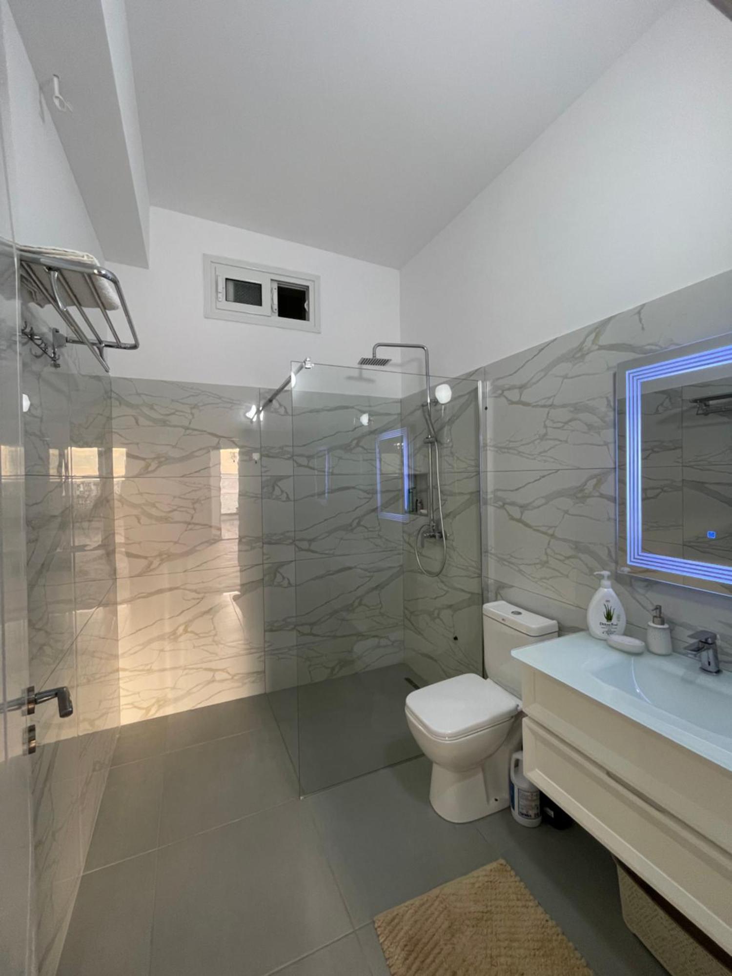 Perla Luxury Apartment - Private Patio & Parking Vlore Bagian luar foto