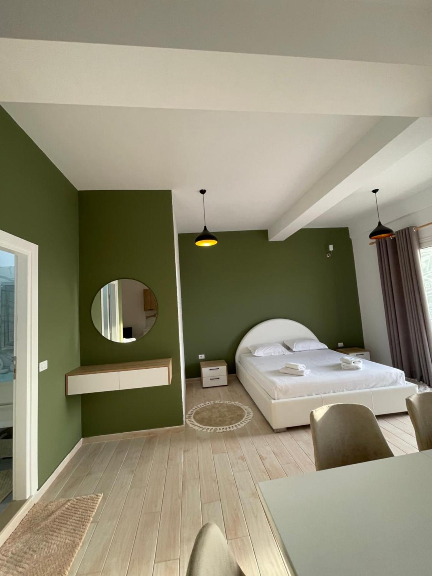 Perla Luxury Apartment - Private Patio & Parking Vlore Bagian luar foto
