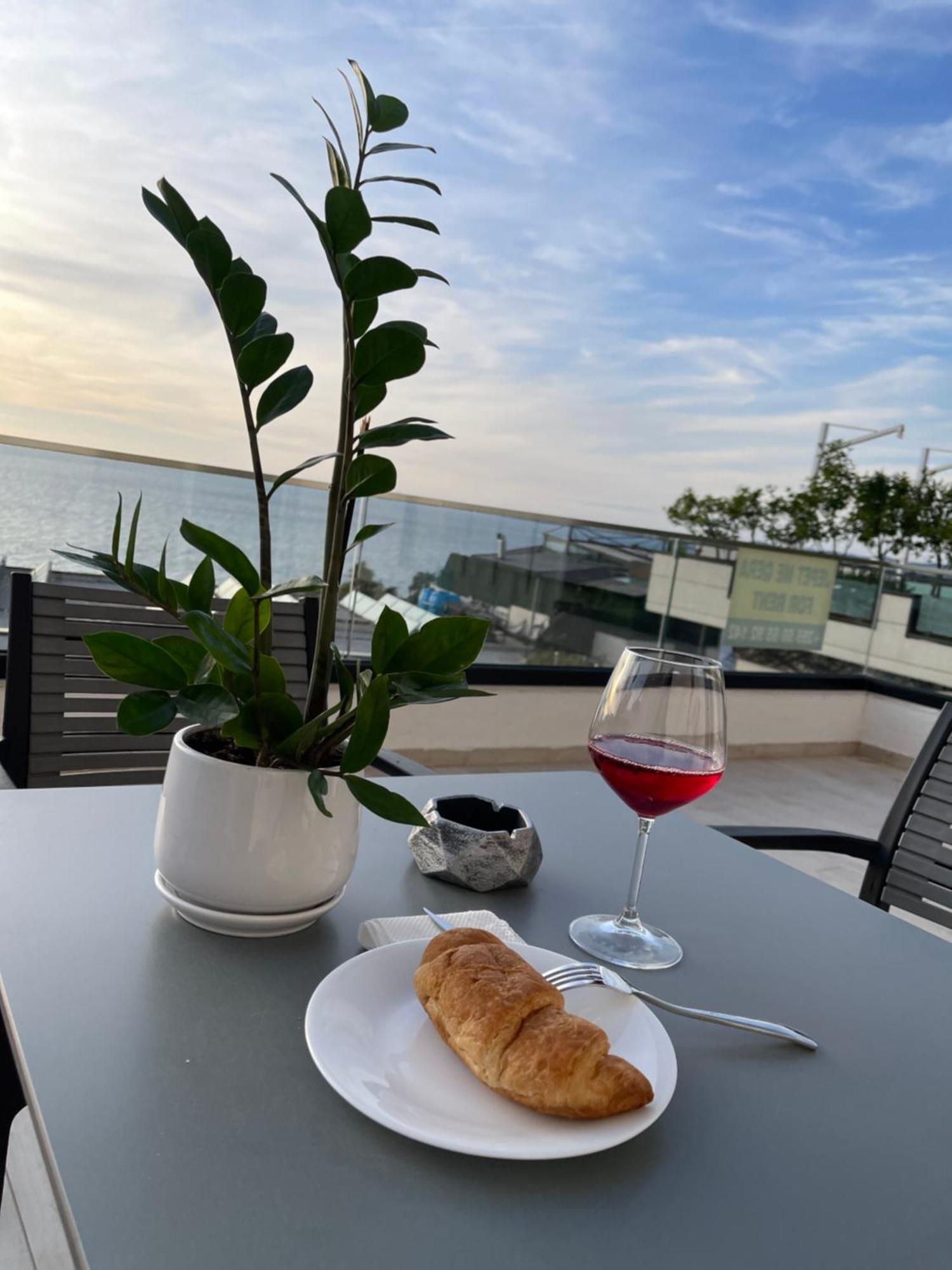 Perla Luxury Apartment - Private Patio & Parking Vlore Bagian luar foto