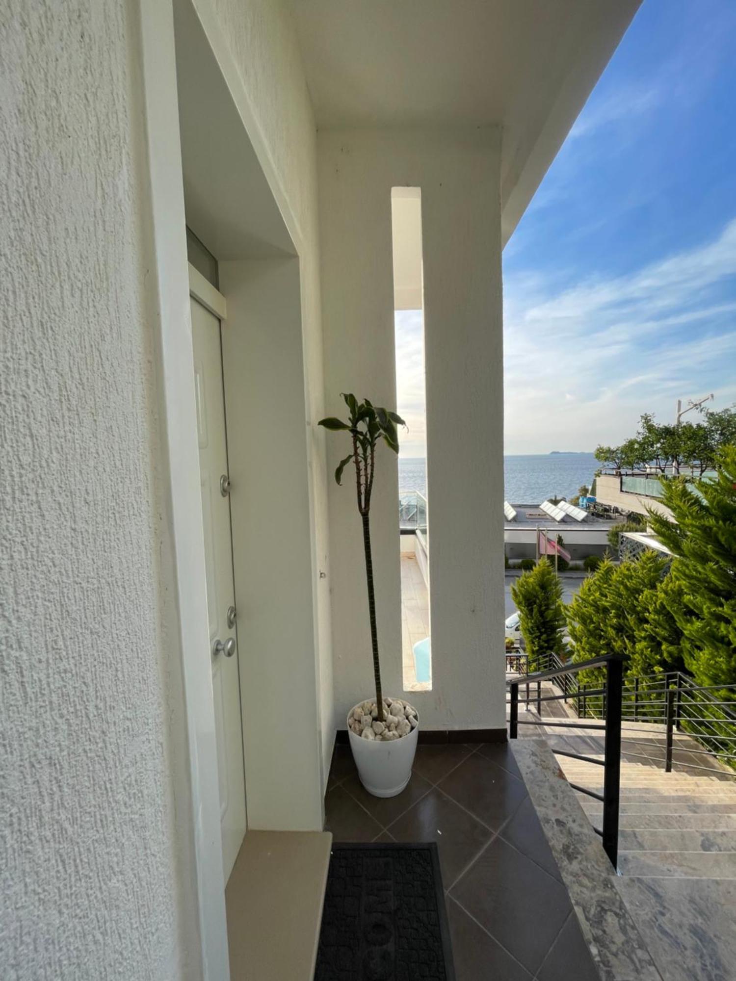 Perla Luxury Apartment - Private Patio & Parking Vlore Bagian luar foto