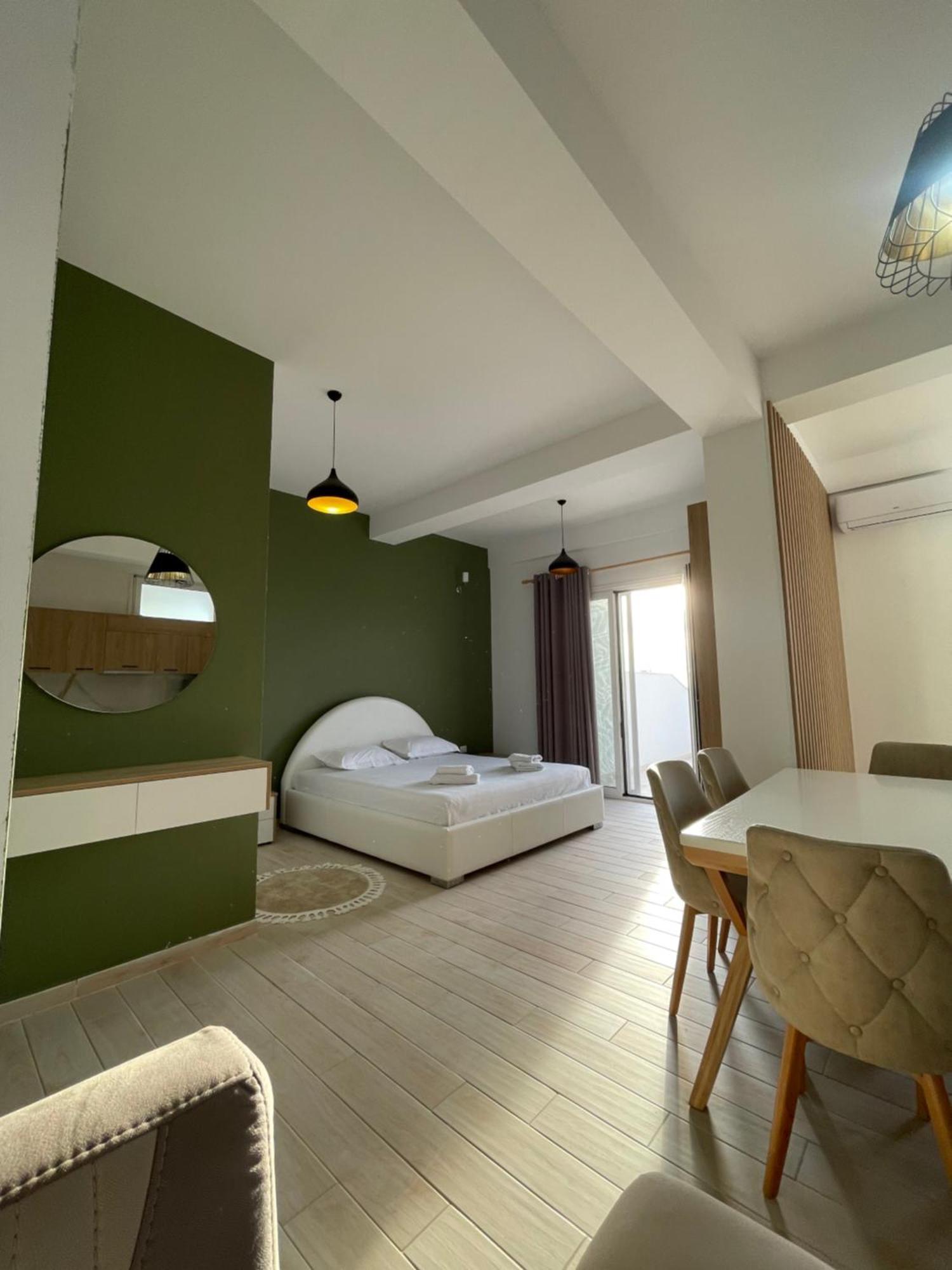 Perla Luxury Apartment - Private Patio & Parking Vlore Bagian luar foto
