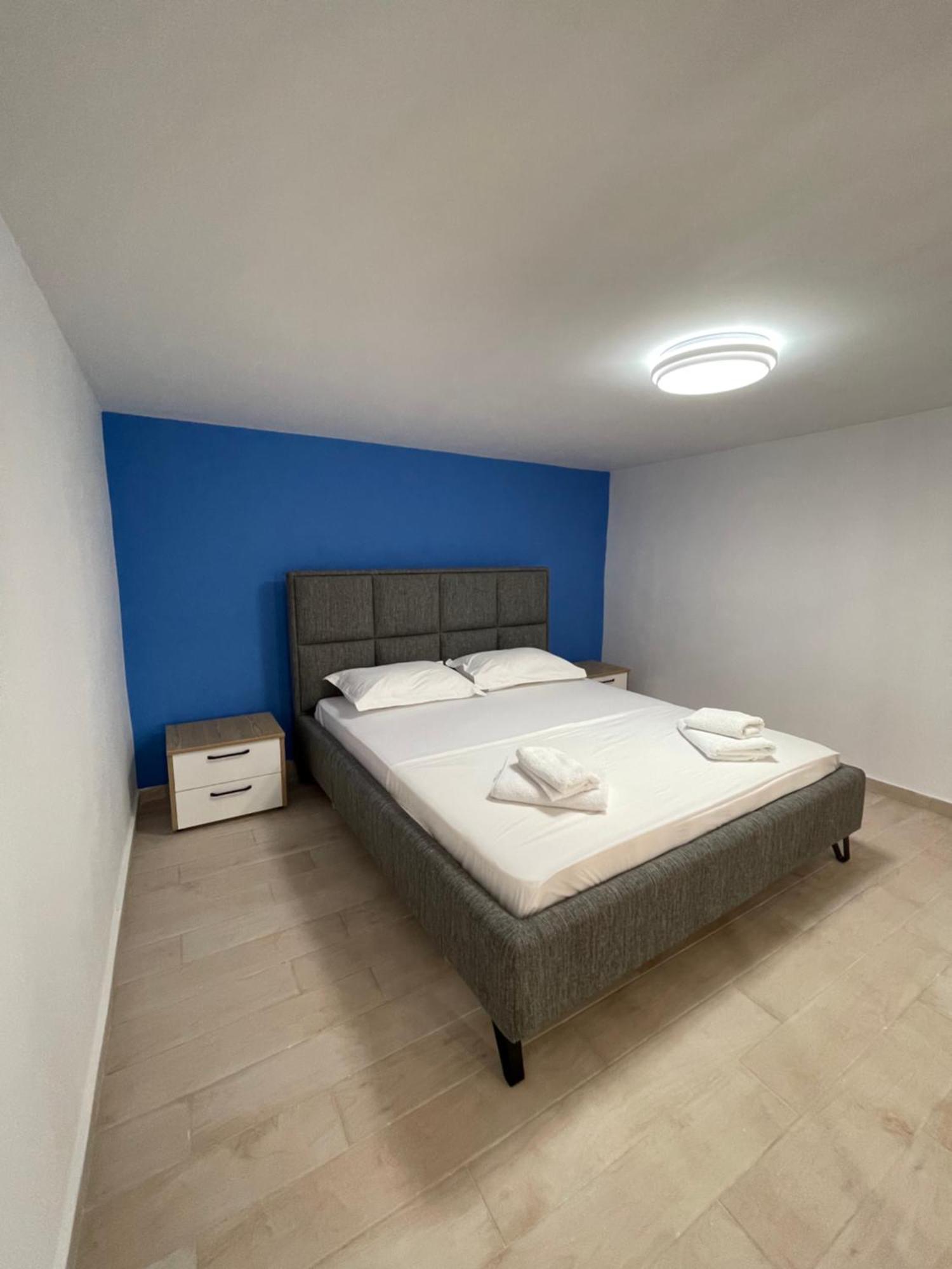 Perla Luxury Apartment - Private Patio & Parking Vlore Bagian luar foto