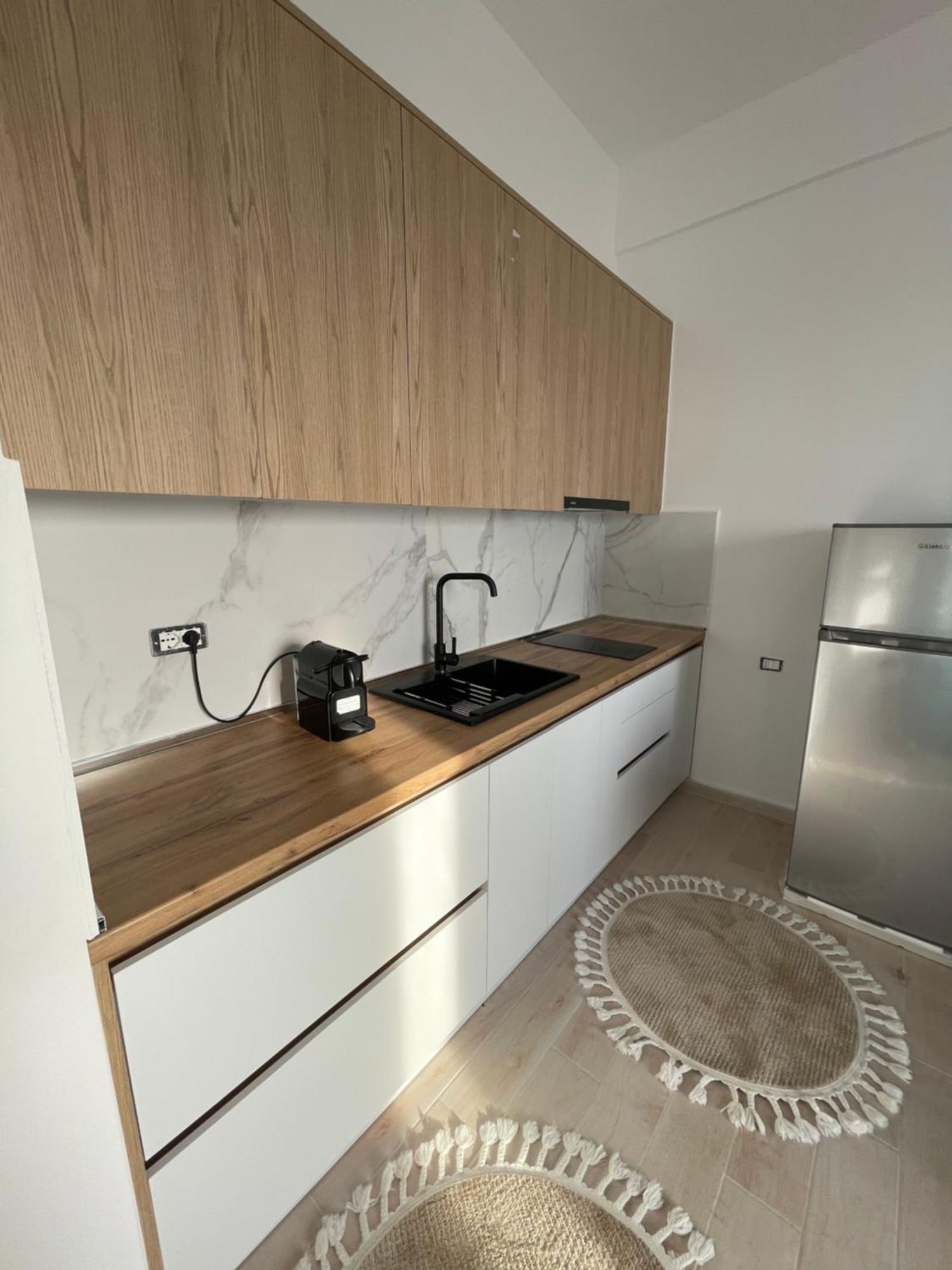 Perla Luxury Apartment - Private Patio & Parking Vlore Bagian luar foto