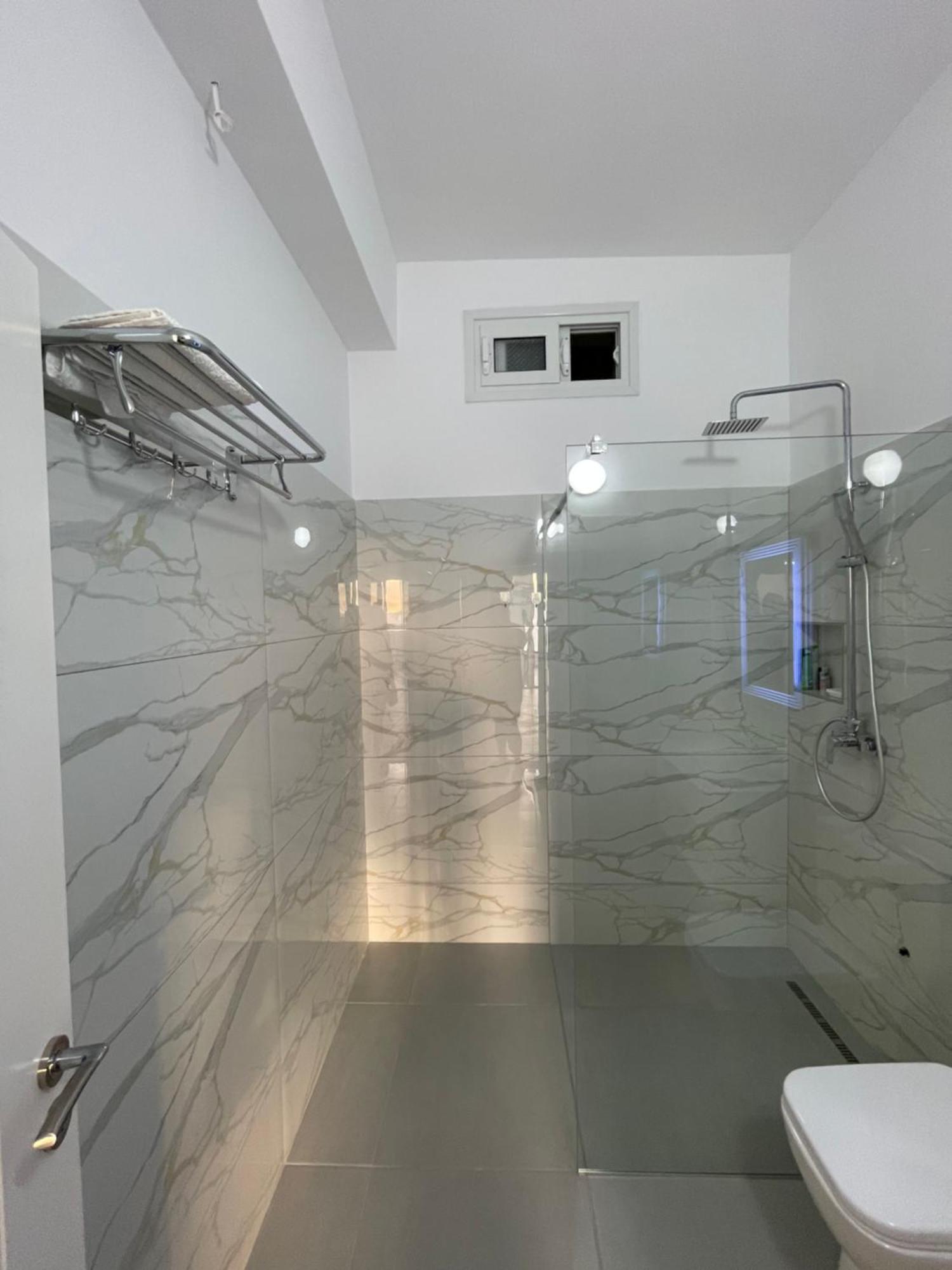 Perla Luxury Apartment - Private Patio & Parking Vlore Bagian luar foto