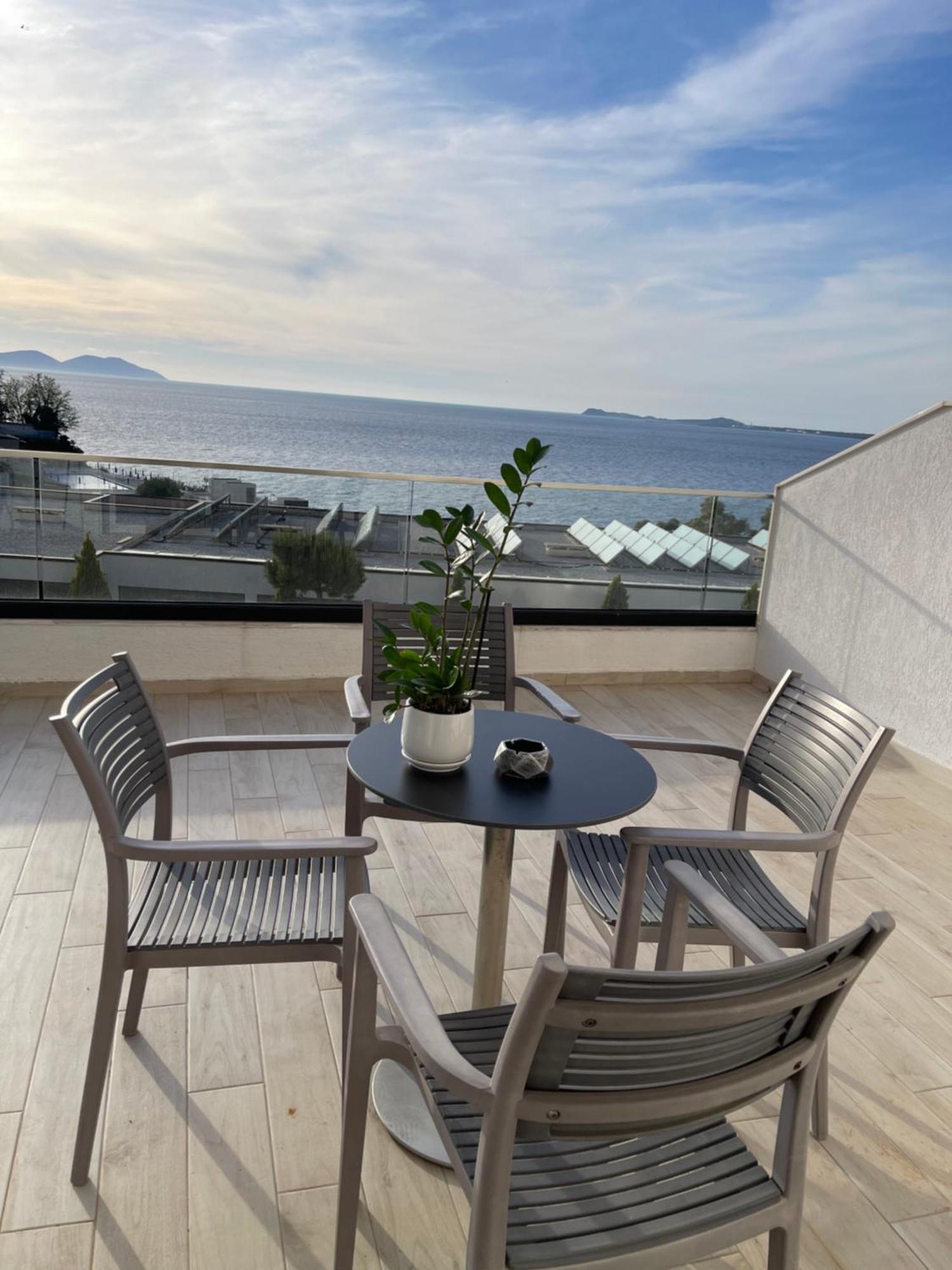 Perla Luxury Apartment - Private Patio & Parking Vlore Bagian luar foto