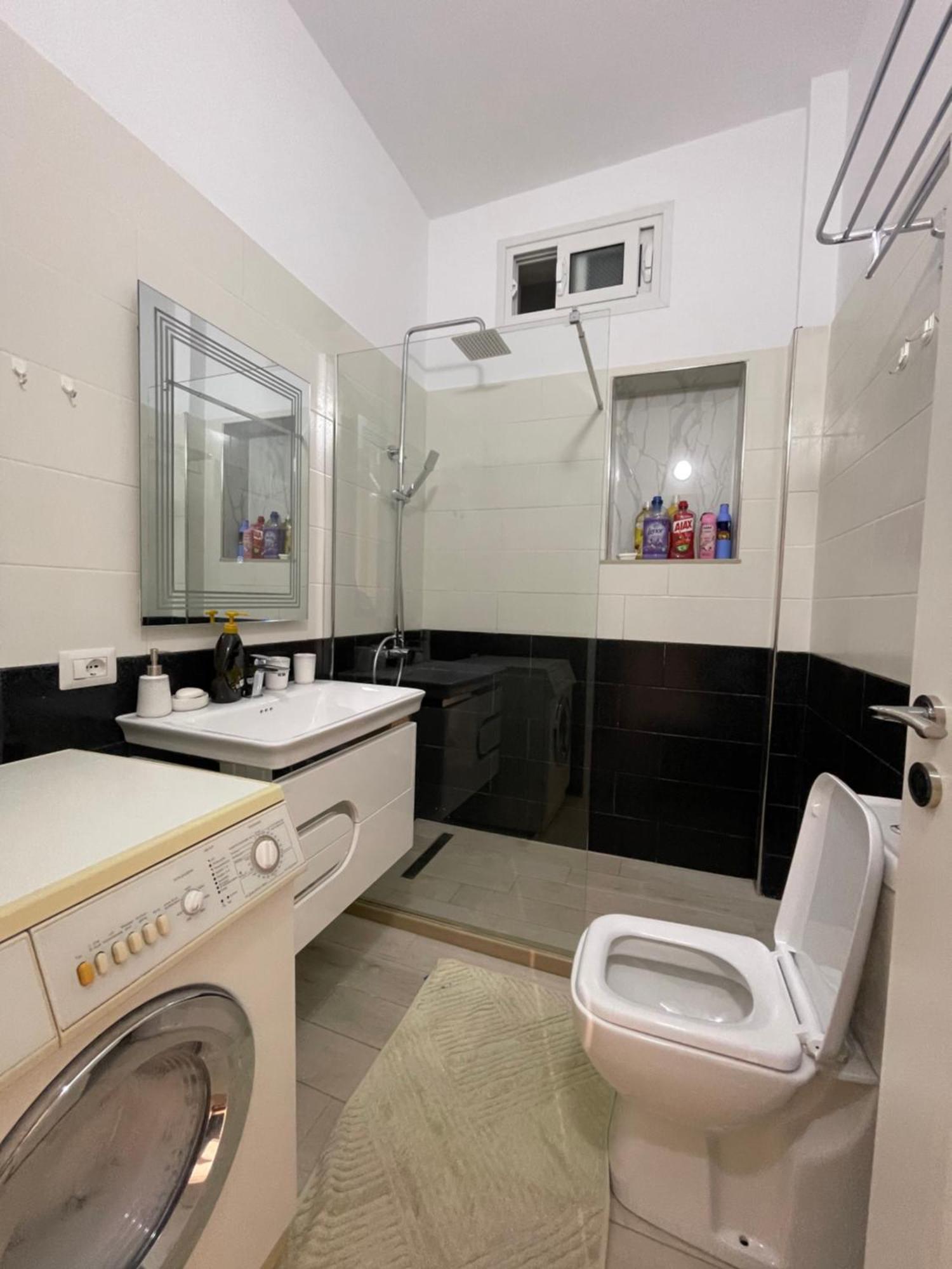 Perla Luxury Apartment - Private Patio & Parking Vlore Bagian luar foto